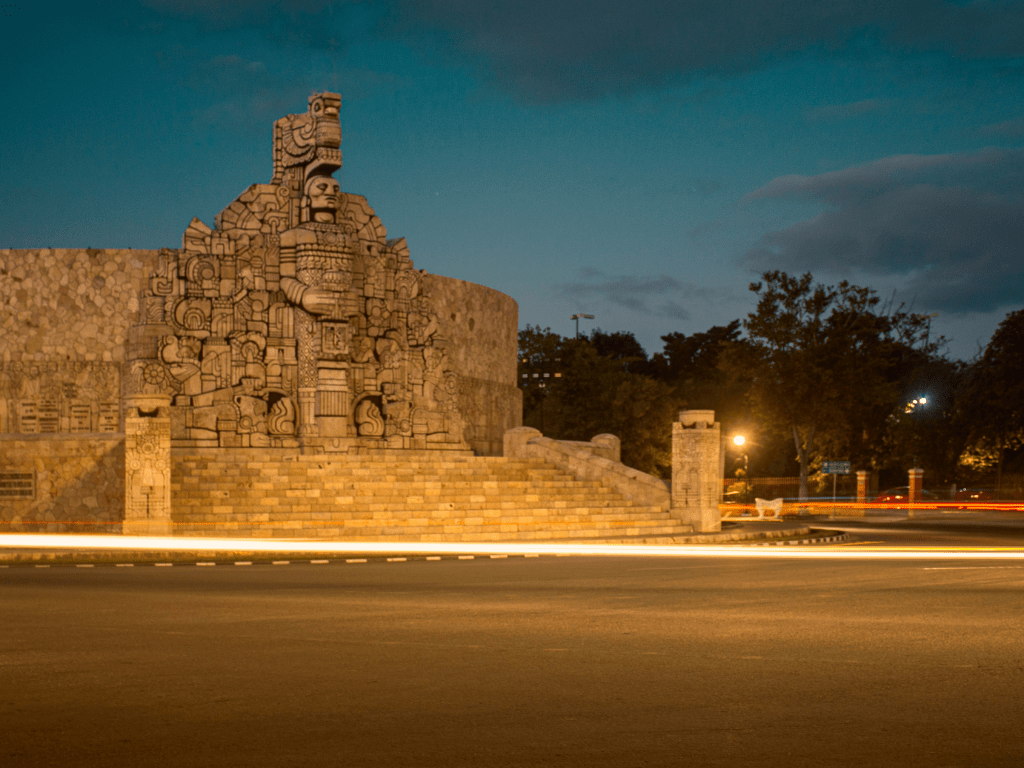 Moumento de Patria at night, Merida Mexico