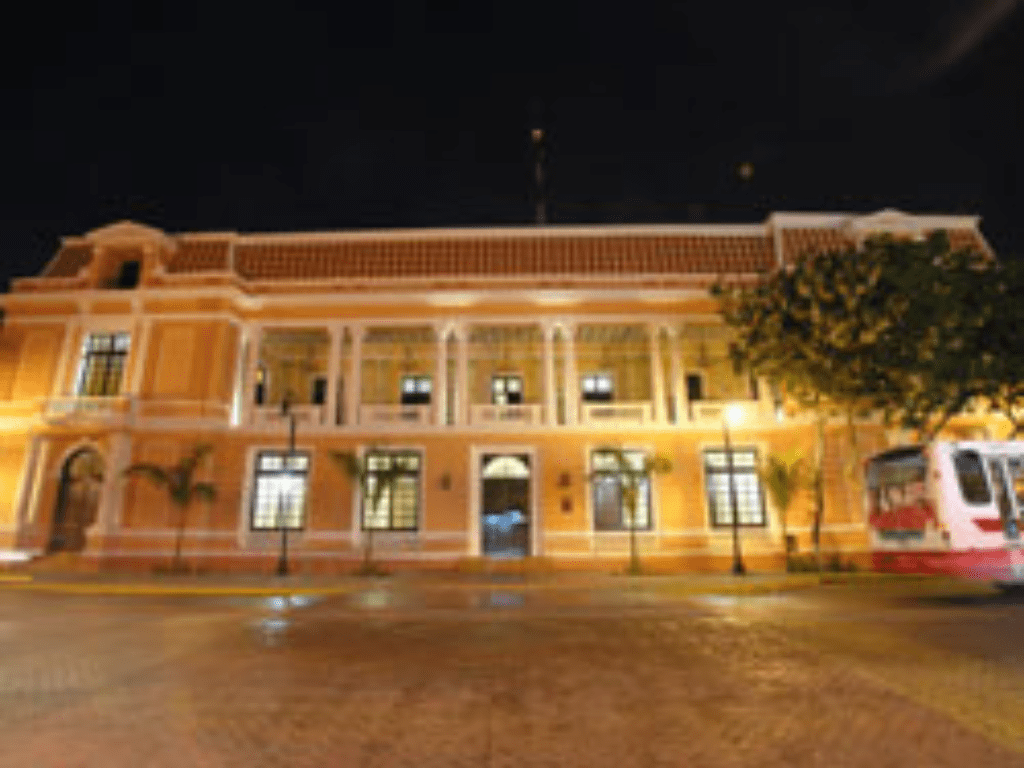 museo de la ciudad de mérida at night