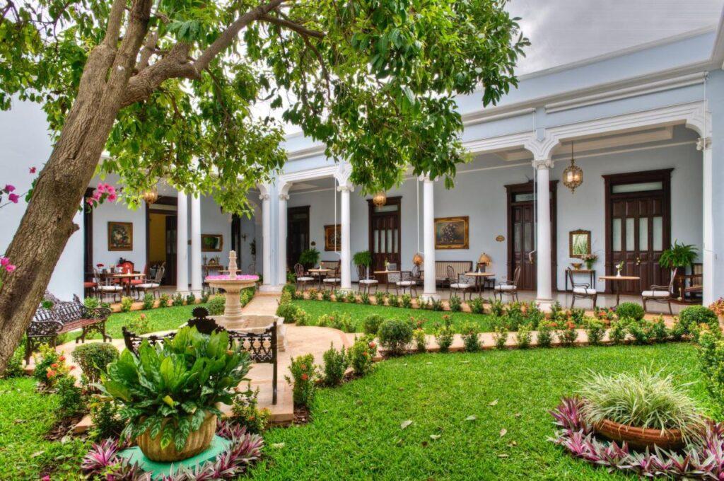 Hotel Casa Azul courtyard